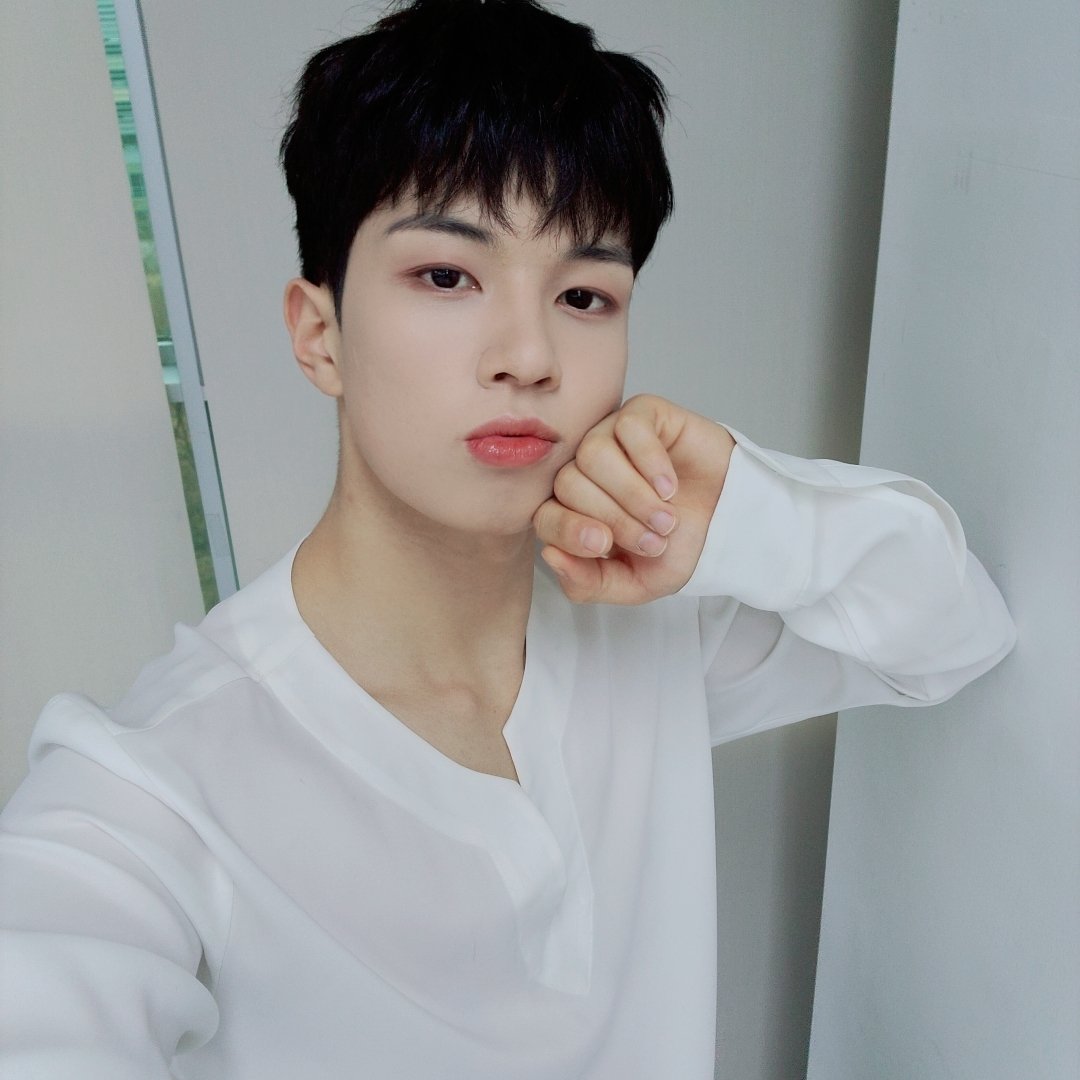 timeto_0228's tweet photo. 210228
[STAFF DIARY]Happy HweSeung Day https://t.co/UvX18QmDsq