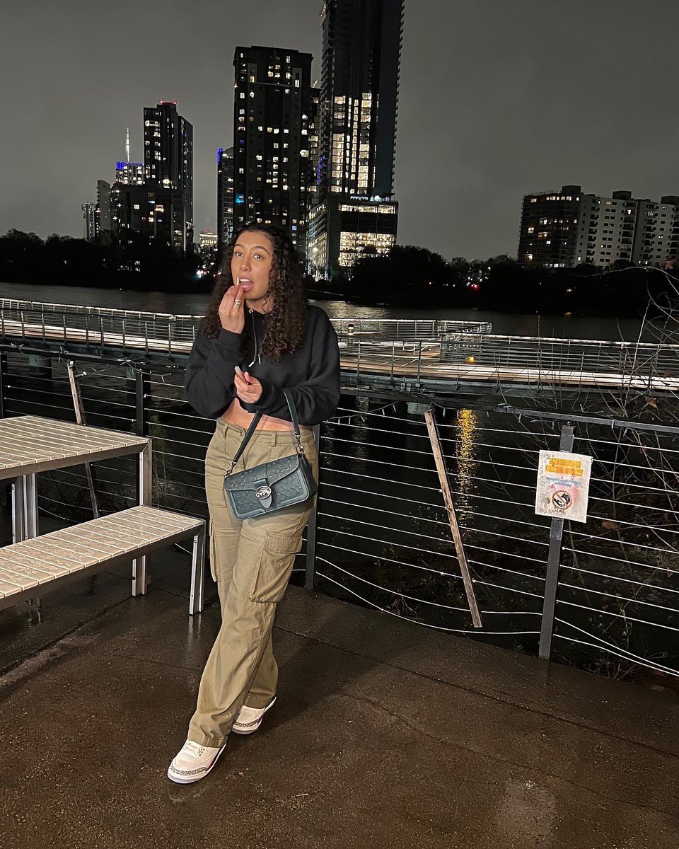 RileyScott14's tweet photo. drippy nights ☔️ https://t.co/qFBPDYKF9s