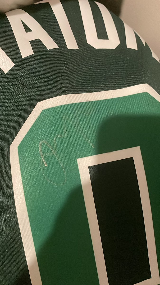 CelticsForum0's tweet photo. Awesome news! Not only did @Cooper14Clayton make it to the game, but he also got @jaytatum0's signature &amp; had a quick convo w/ him! Congrats bro!!

To everyone who chipped in, we thank you for making a dream a reality! #GivingisWinning #JaysonTatum https://t.co/wdYtESc4FN