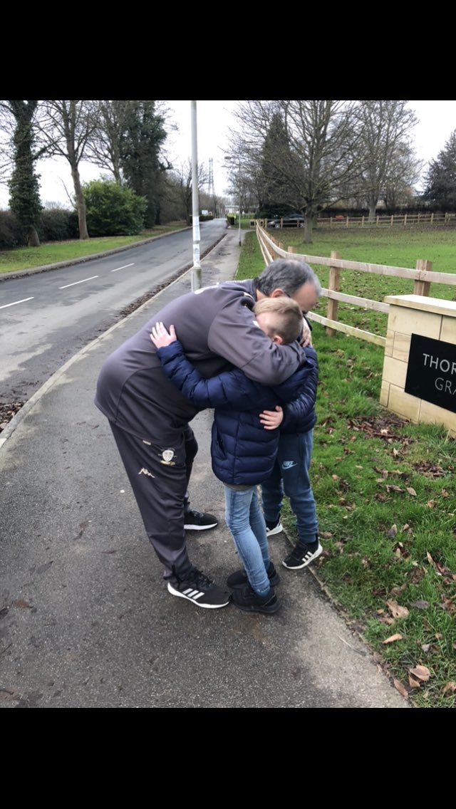 SiempreAlDiego's tweet image. El cariño no se compra con nada. Está o no está. Se siente o no se siente. El pueblo de #Leeds no olvidará a su héroe. El que le devolvió la ilusión después de tantos años oscuros.

Gracias Marcelo. El legado es eterno.