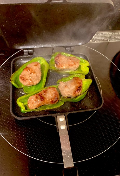 鍋色さんから頂いたホットサンドメーカーでピーマンの肉詰め焼いた🫑美味し!
その後はぽじさんから頂いたコーヒーメーカーで☕美味し!🥰 