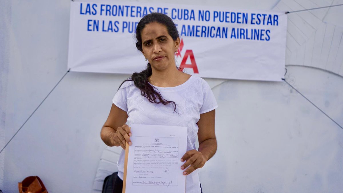 AnamelyRamos's tweet photo. Hoy intenté abordar de nuevo un avión de AA hacia Cuba. Me entregaron la copia de la notificación de Cuba de que no sería admitida al territorio nacional, firmada por un teniente coronel. AA  decide contribuir a la violación de un derecho humano y a mi inminente ilegalidad en EU. https://t.co/ozYcyo86o2