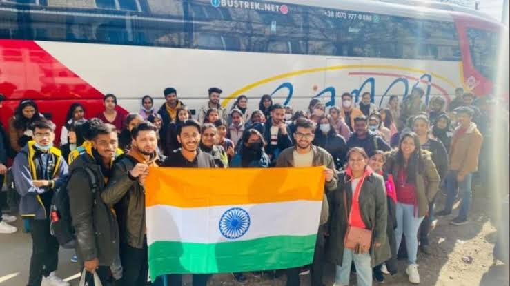 यूक्रेन में फंसे भारतीय मेडिकल स्टूडेंट्स की वापसी अब शुरू हो गई है. कर्नाटक भवन ने
 कई छात्रों को घर पहुचां दिया है ।
रविवार तड़के एअर इंडिया की एक फ्लाइट रोमानिया के बुखारेस्ट से भारतीय यात्रियों को लेकर दिल्ली पहुंची 
#Ukraine #WARINUKRAINE