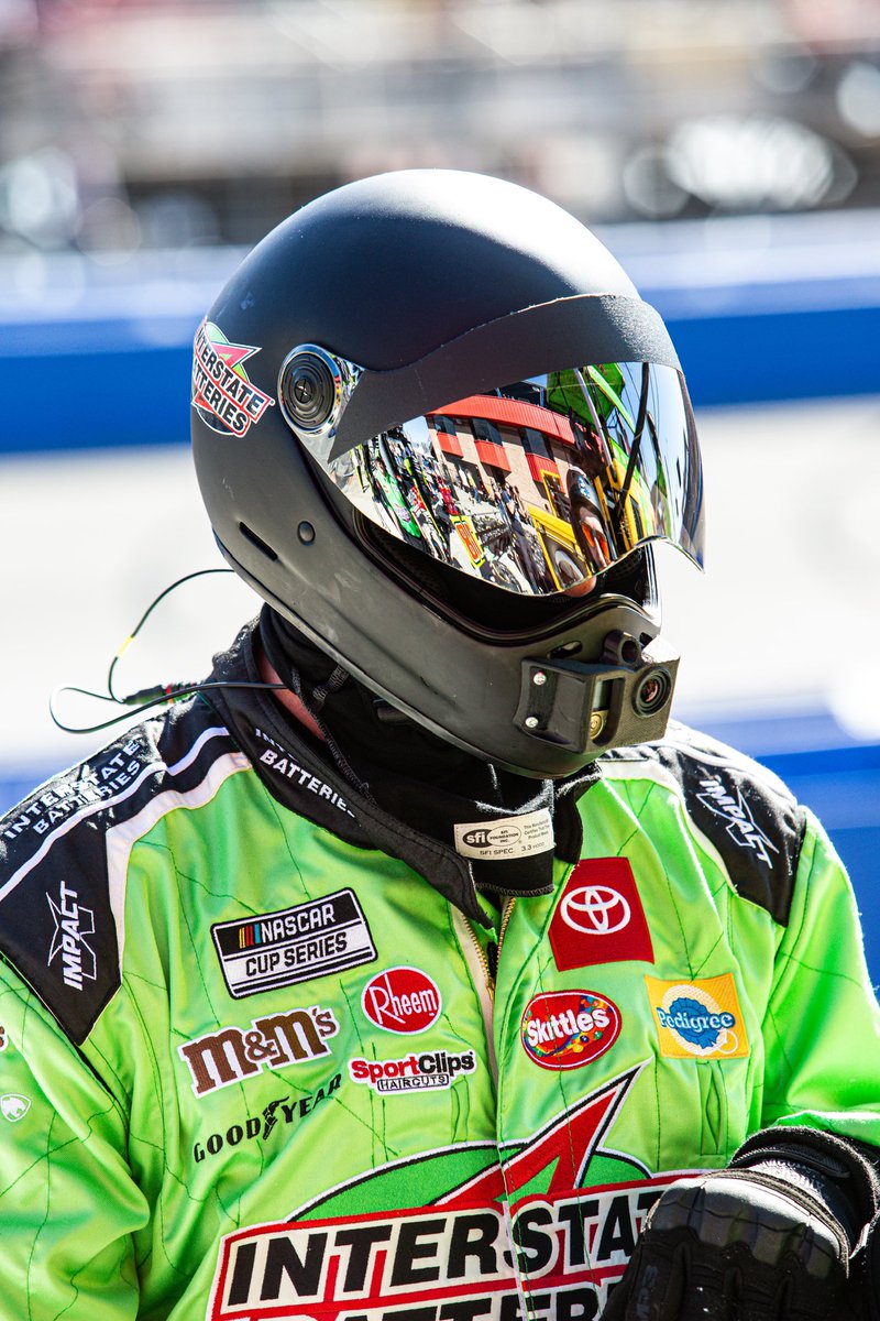 Hearing the No.18 <a href="/InterstateBatts/">Interstate Batteries</a> pit crew just did a 9.79 second pit stop under that caution. 

May have a new record on our hands…

#NASCAR <a href="/KyleBusch/">Kyle Busch</a>