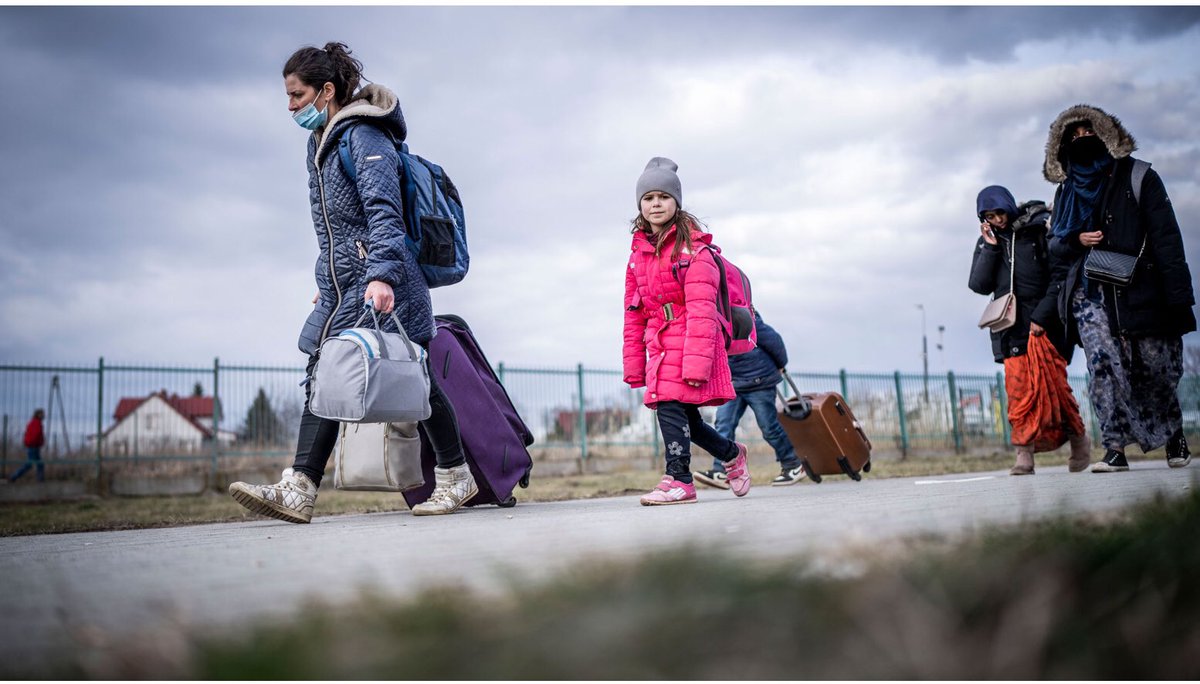 JUST IN: number of #Ukraine ppl crossing into neighboring countries reaching close to half-a-million. So the estimate provided by experts of up to 5M doesn’t seem that far off anymore. If the West doesn’t think it has a refugee/migrant issue on its hands, it better think again