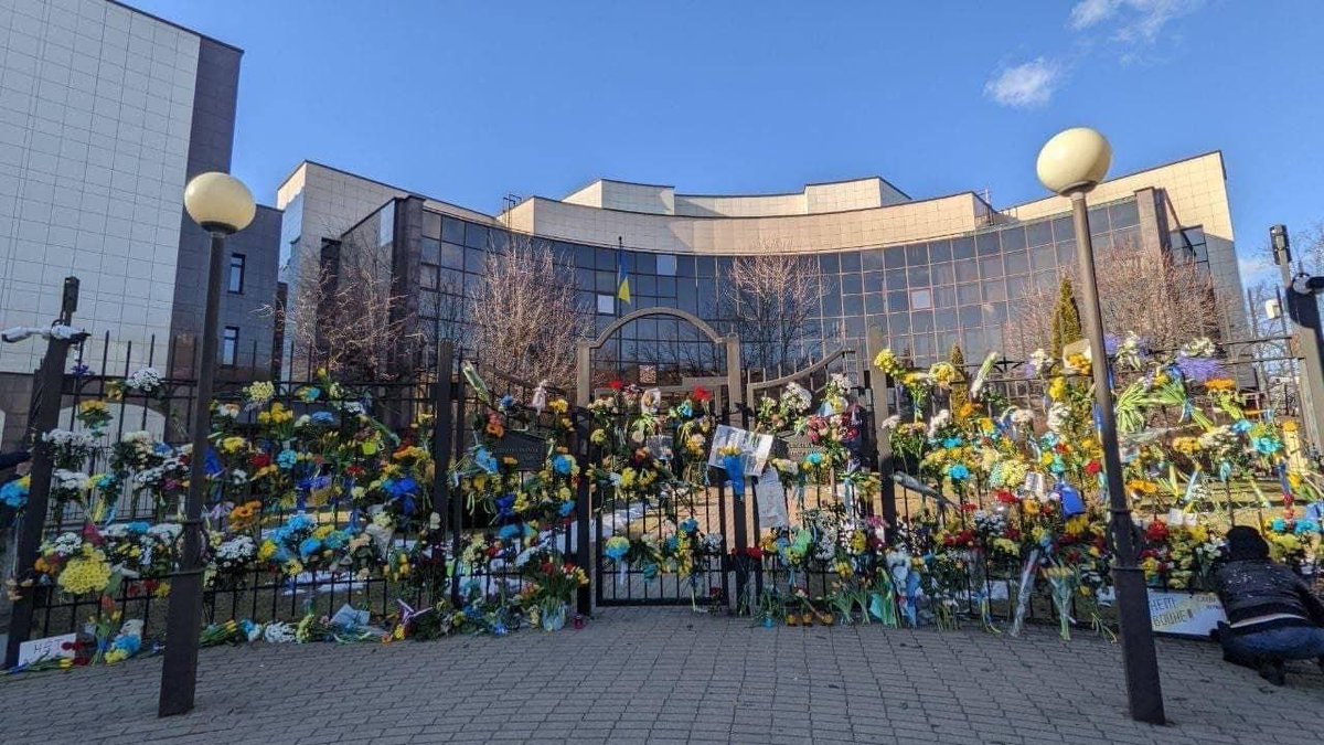 franakviacorka's tweet photo. People continue to bring flowers to the Ukrainian embassy in Minsk. Reportedly, Lukashenka’s thugs in masks kidnap those who come with flowers, many are arrested. At least 800 people were detained during protests in Minsk alone today. They might face years in prison. Heroes! https://t.co/4ANVHVsCds