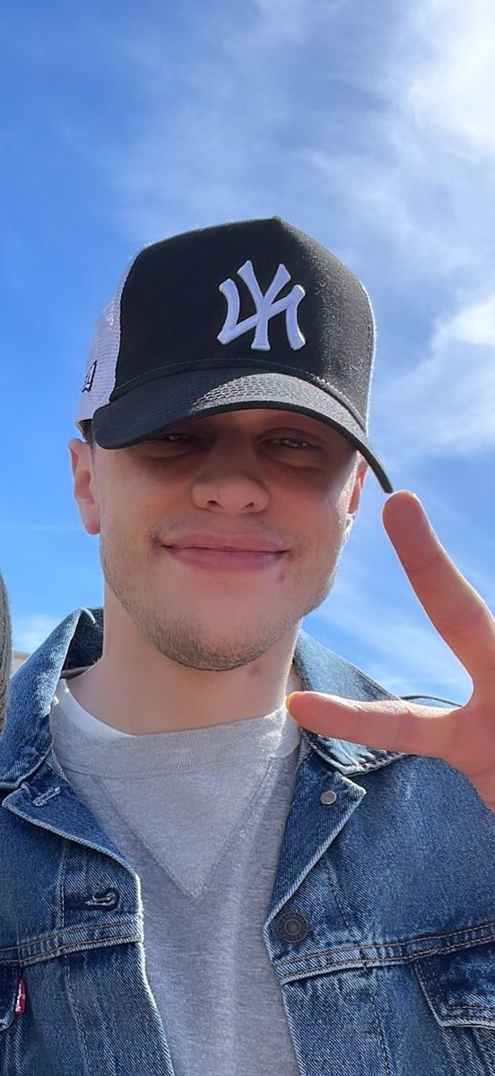 petecomfort's tweet photo. the neck 🤨🤨 https://t.co/ba7UPtxTc4