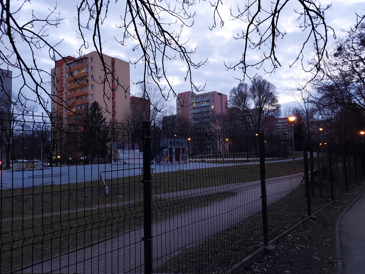 WarszawskiBlog's tweet photo. Mały park, dużo atrakcji😉 Little park, a lot of attractions😉 #hoteldlaowadów #infrastrukturasportowa #zieleń #parkKotańskiego #Włochy #Warszawa #insecthotel #sportinfrastructure #park #Warsaw https://t.co/DfVz73ndlb