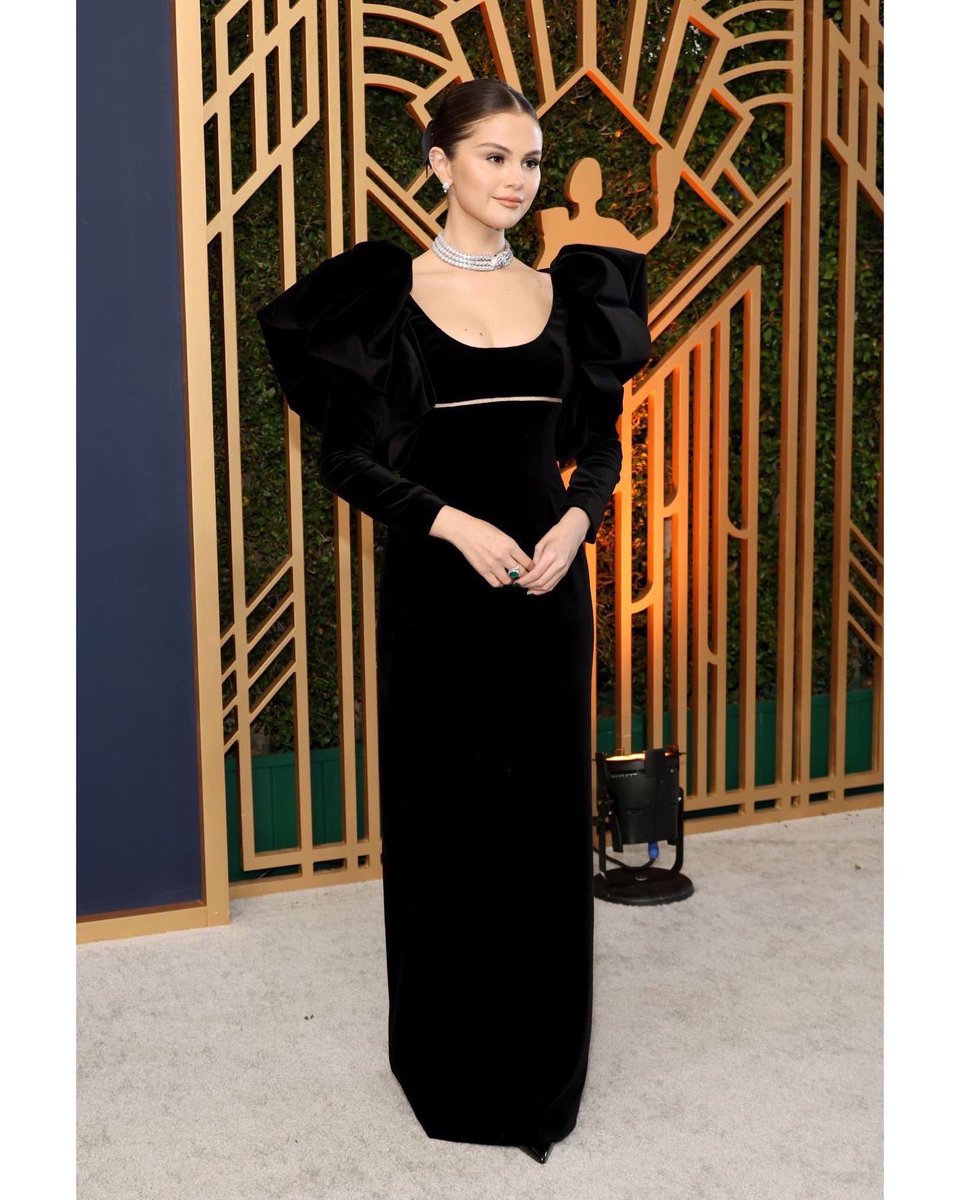 SelenaFanClub's tweet photo. We don’t call her Slaylena for nothing 💁🏻‍♀️🔥 #sagawards https://t.co/S2HjvrhKTK
