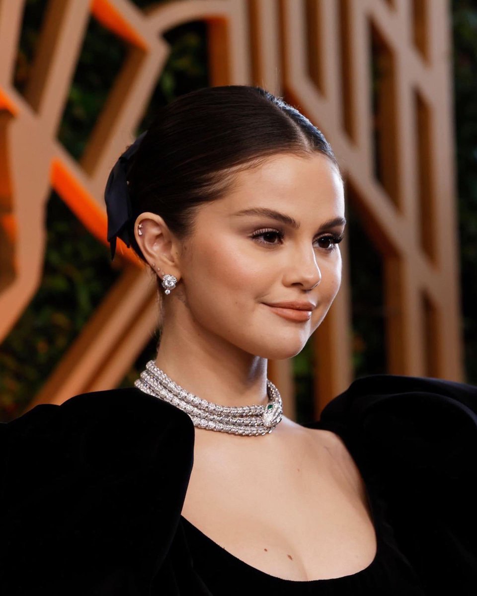 SelenaFanClub's tweet photo. We don’t call her Slaylena for nothing 💁🏻‍♀️🔥 #sagawards https://t.co/S2HjvrhKTK