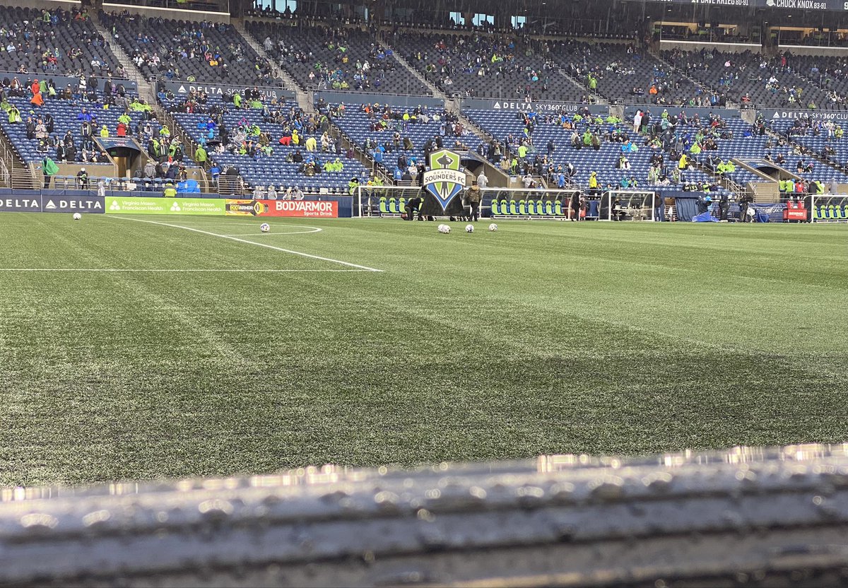 francinescott's tweet photo. This is soccer weather, not 77’ &amp; sunny like LAGVNYC. Let it rain. #soundermatchday https://t.co/YbNLxiBMpl