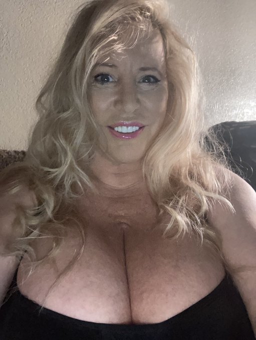 Getting ready to go and play with someone. Then going out to my friends house for a drink and some relaxation<a href="/tag/europedichan"class="tags"><span>#europedichan</span></a>