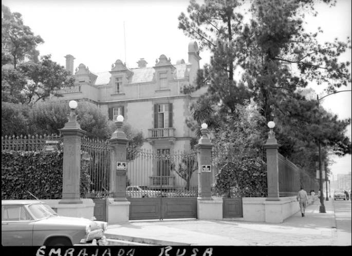 LizOsorio_'s tweet photo. La casona de la Embajada Rusa en México construida en 1911 en la colonia @seg_condesa, ha sobrevivido a las dos guerras mundiales, a la Guerra Fría y a la caída del muro de Berlín. 
Fue el casco de la hacienda de la Condesa de Miravalle en el siglo XVIII.
#Rusia #RusiaVsUcrania https://t.co/SChjH0h7Rg