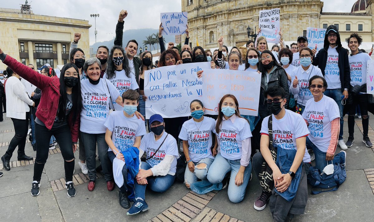 creyentescol's tweet photo. ¡Mientras unos le fallan a Colombia nosotros defendemos la vida! En @CreyentesCol desde el plantón por la vida, rechazamos la decisión de la Corte. ¡Lucharemos por el derecho a la vida desde la concepción! 
#SialaVida #Noalaborto #Provida https://t.co/hSEwLKsDZe