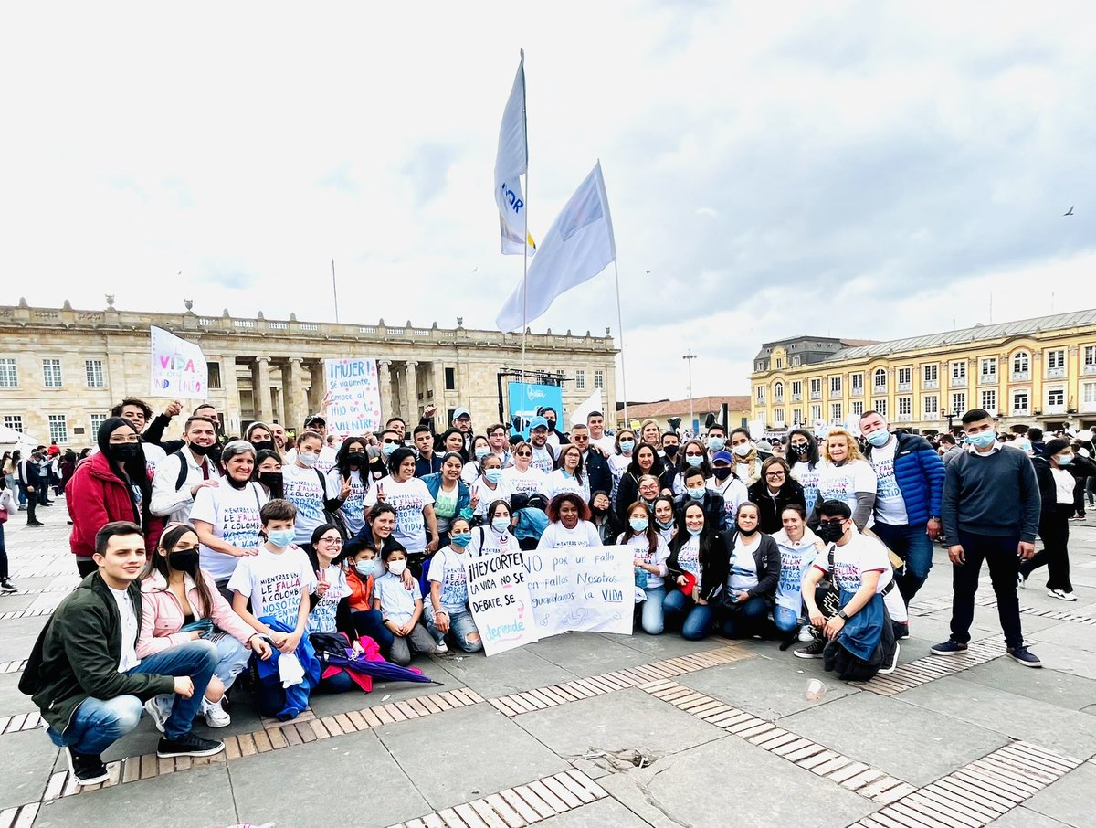 creyentescol's tweet photo. ¡Mientras unos le fallan a Colombia nosotros defendemos la vida! En @CreyentesCol desde el plantón por la vida, rechazamos la decisión de la Corte. ¡Lucharemos por el derecho a la vida desde la concepción! 
#SialaVida #Noalaborto #Provida https://t.co/hSEwLKsDZe