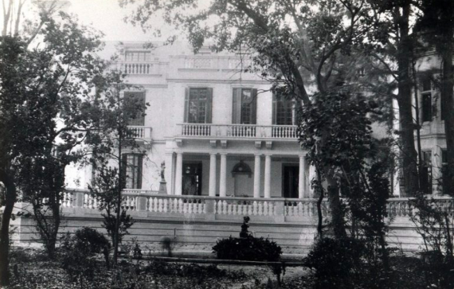 La casona de la Embajada Rusa en México construida en 1911 en la colonia <a href="/seg_condesa/">Colonia Hipodromo/Condesa</a>, ha sobrevivido a las dos guerras mundiales, a la Guerra Fría y a la caída del muro de Berlín. 
Fue el casco de la hacienda de la Condesa de Miravalle en el siglo XVIII.
#Rusia #RusiaVsUcrania