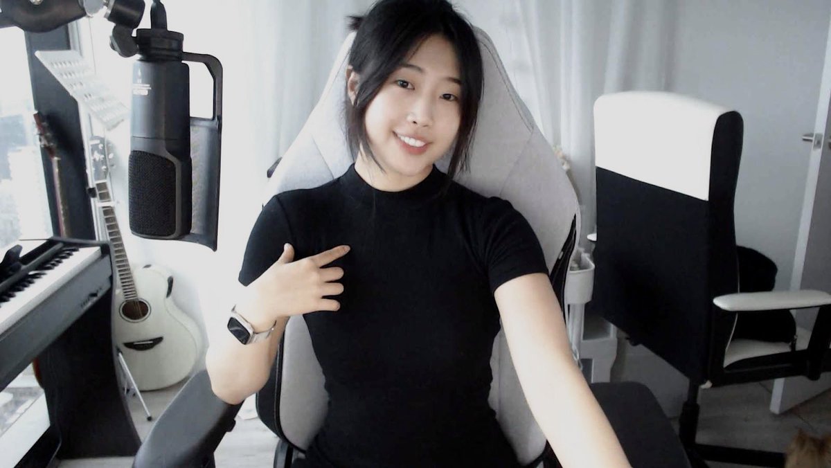 Strawwbetty's tweet photo. Uni class got cancelled today so finally have time to stream after a whole month being mia ;-; come request some songs for me to sing :>❤️ https://t.co/ru1izBbLbx https://t.co/ZnCxJIUNwC