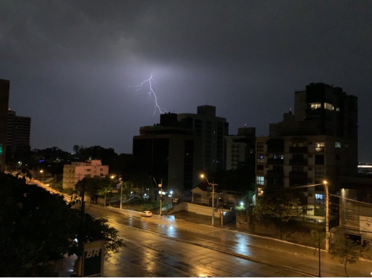 sildalponte's tweet photo. Sequência de descargas elétricas no céu de #PortoAlegre agora. https://t.co/6Vrw2Hlytc