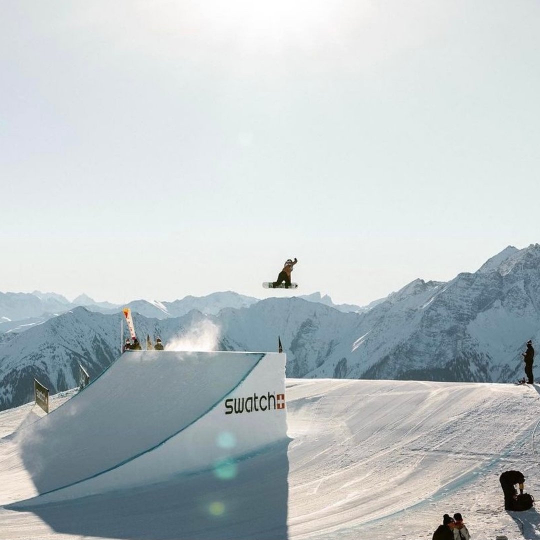 María Hidalgo volando 🥏🏂🏻 sobre la nieve. 

Y nosotros, acompañándole con la mejor compresión deportiva del mercado para ayudarle a conseguir las mejores marcas. 

📸 <a href="/rfedinv/">RFEDI • Spainsnow</a>