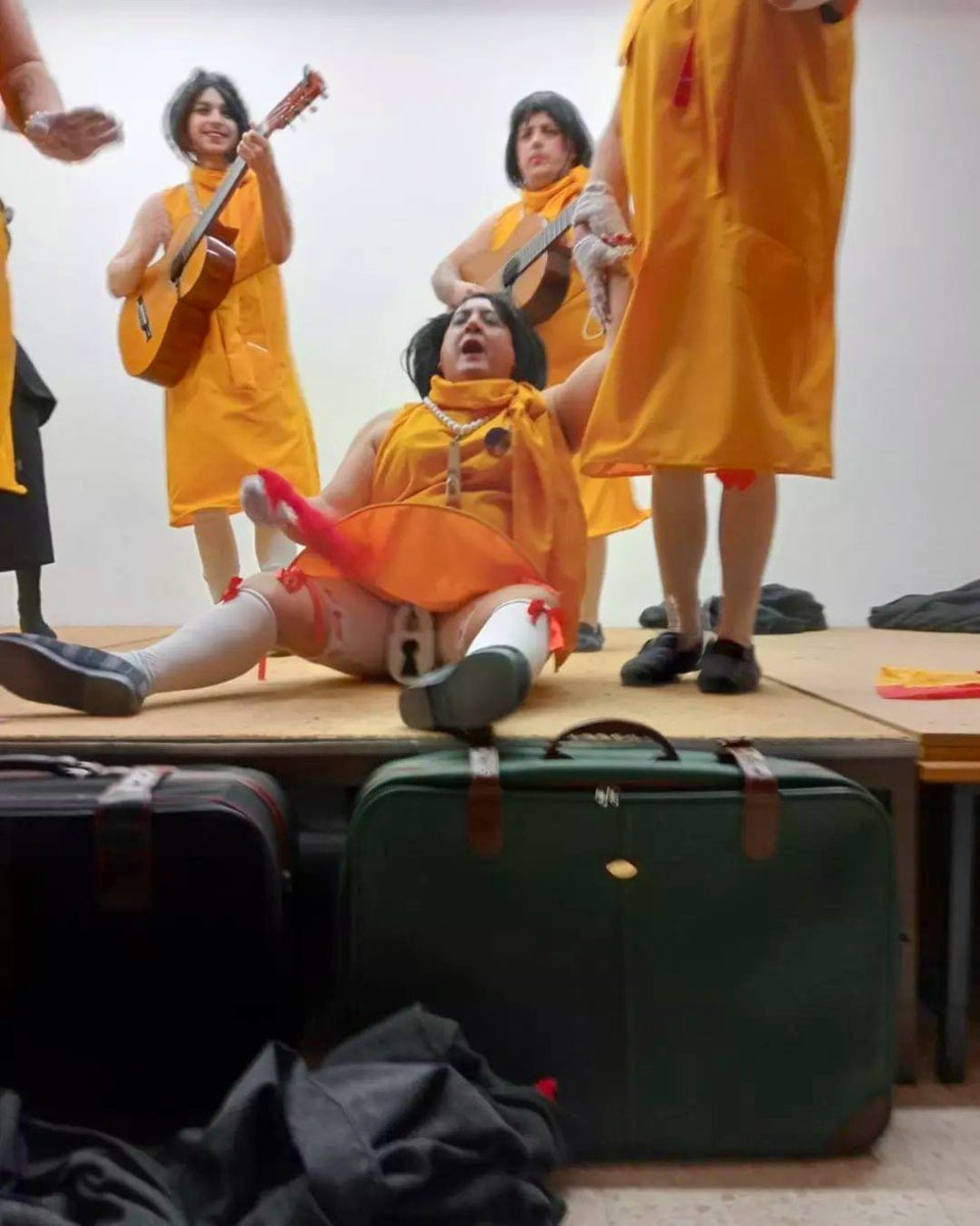 El Espectáculo de " LA BOMBI", sigue arrancando carcajadas, por todos los Escenarios que estamos pisando en estos Carnavales.
Impresionante la tarde que hemos vivido hoy!!!!!!!
INFINITAMENTE AGRADECIDOS!!!!!!!
#murgalosrepesca