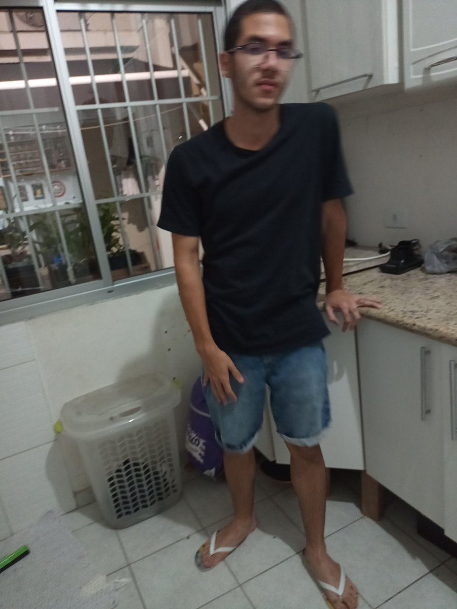 out_3d's tweet photo. "e eu que perdi meu celular dentro de casa" https://t.co/SlZxCuZ6ky