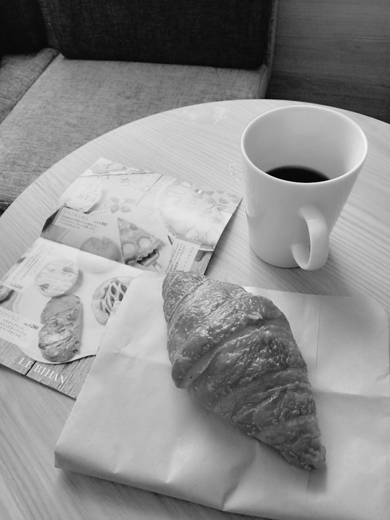 vanillaki's tweet photo. これから美味しそうなクロワッサンをいただきー😊
#クロワッサン　#LEBIHAN https://t.co/wtXuWMPhCX