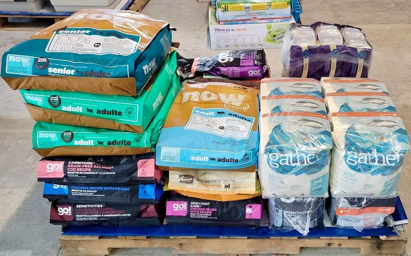Sacredanimal_'s tweet photo. #RescueOrder for North Peace Bernese Mountain Dog Rescue & Sanctuary! Dry cat and dog food 😊
#APetsPantry #APP #yeg #petfoodbank https://t.co/TxKRekXDxB