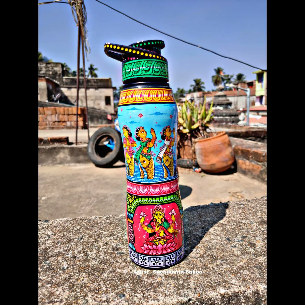 ISachikant's tweet image. Original and authentic pattachitra design is now on copper bottle.
Hand-painted with natural Stone colors and usable also.
Wanna make your office table beautiful or showcase anywhere then don't think much just own it.
DM for ORDERS 📩
#bottledesigns
#pattachitra #etsy #art #buy