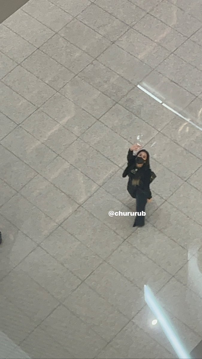 chururub3's tweet photo. 안녕해주는 강아지(수) #JISOO #BLACKPINK #지수 #블랙핑크 https://t.co/lq0pGtHCYy