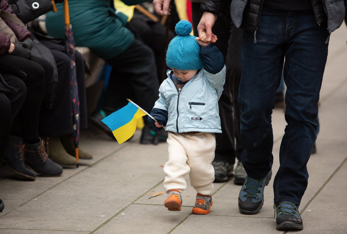 J06N102017's tweet photo. Stop the war protest Feb 26, 2022. Vancouver, BC, Canada #Ukrainian #children #vancouver #canada #standwithukraine #war #NoWar https://t.co/d2sDS1jM9Z