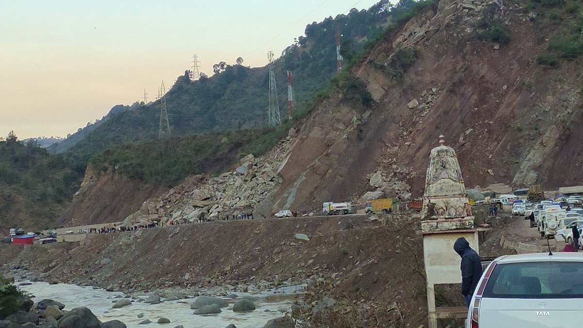 randeepkumarjmu's tweet photo. @Traffic_hqrs @JmuKmrPolice huge landslide at samroli..they r clearing it with just one machine...it will take so much time...we r here stuck at samroli since 4 am.. https://t.co/1cRp3YfRe6