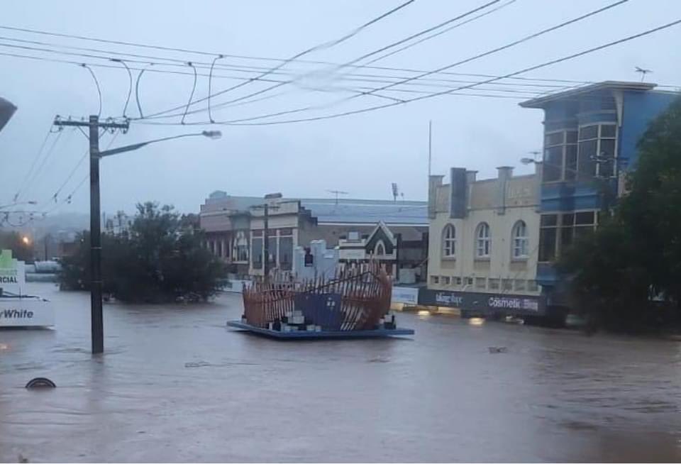 Korra_Ryan's tweet photo. Main Street of lismore before and after.
📷- K Graham and D Eaton 
#Lismore #LismoreFloods #floods https://t.co/IBaFv13hYl