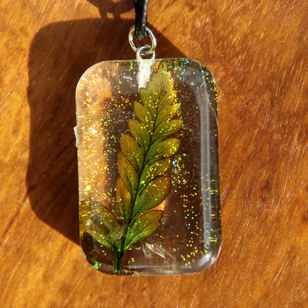 krixomatic's tweet photo. Hey Starshines ☆ There are a bunch of new resin pieces in the shop! Got some really awesome new neon pigments 🤩 Link in bio .°• #handcrafted #resin #extraterrestrial #botanical #krixbeeblecreations https://t.co/SDdRf1idpV