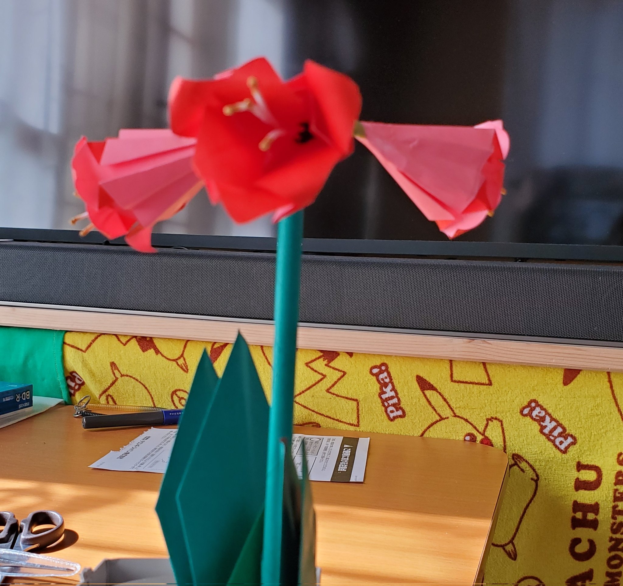 تويتر 茉帆 على تويتر 立体折り紙 アマリリス イメージ 鬼滅の刃関連で彼岸花と藤の花を作る人が増えてるとか まだ出来てません 葉が思ったよりも重たくなり葉を思案中 花と葉のバランスが思ったよりも難しいです 花びらの枚数も考えたりすると折り紙