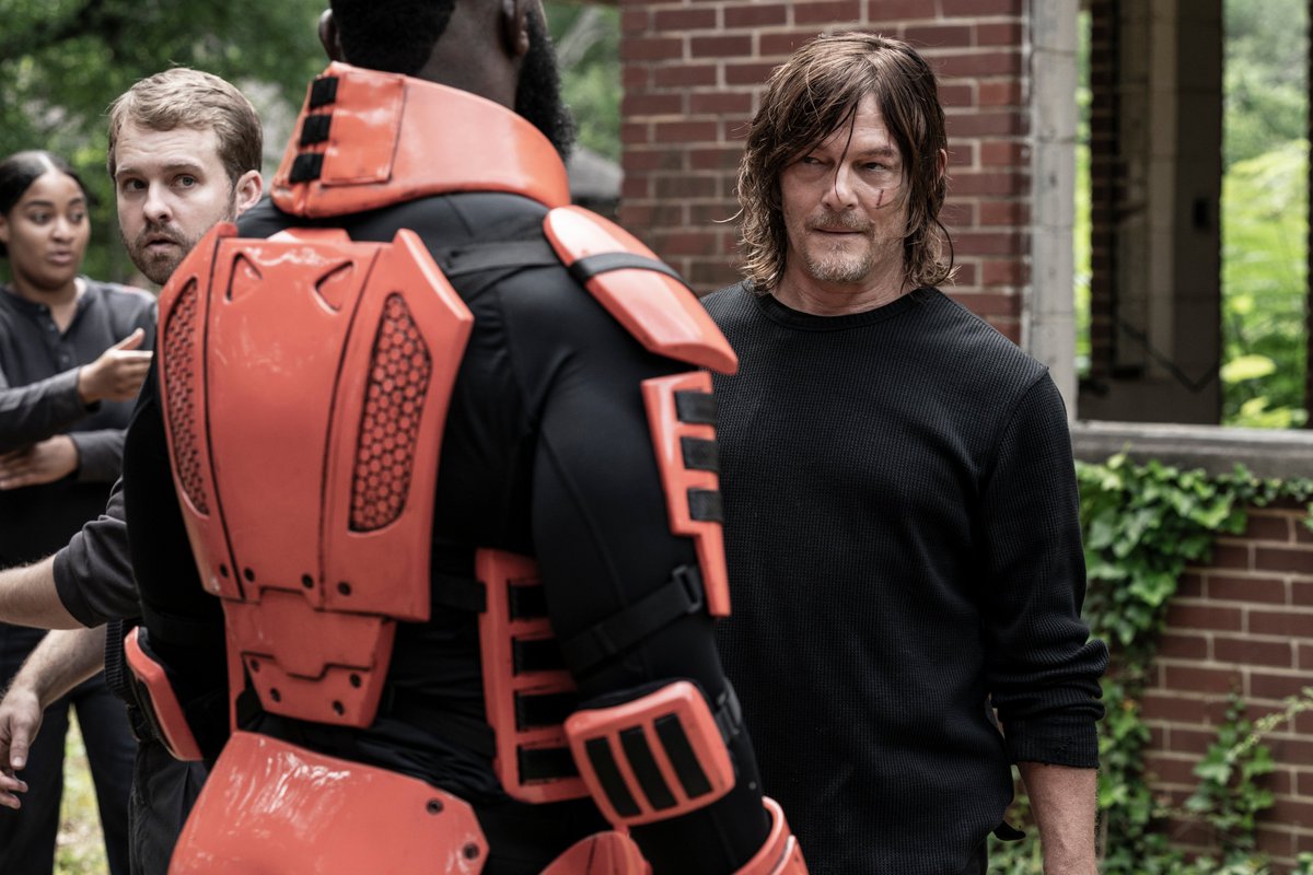 WalkingDead_AMC's tweet photo. RETWEET if you're watching a new episode of #TWD starting right now on @AMC_TV! https://t.co/B0qOSojUeW