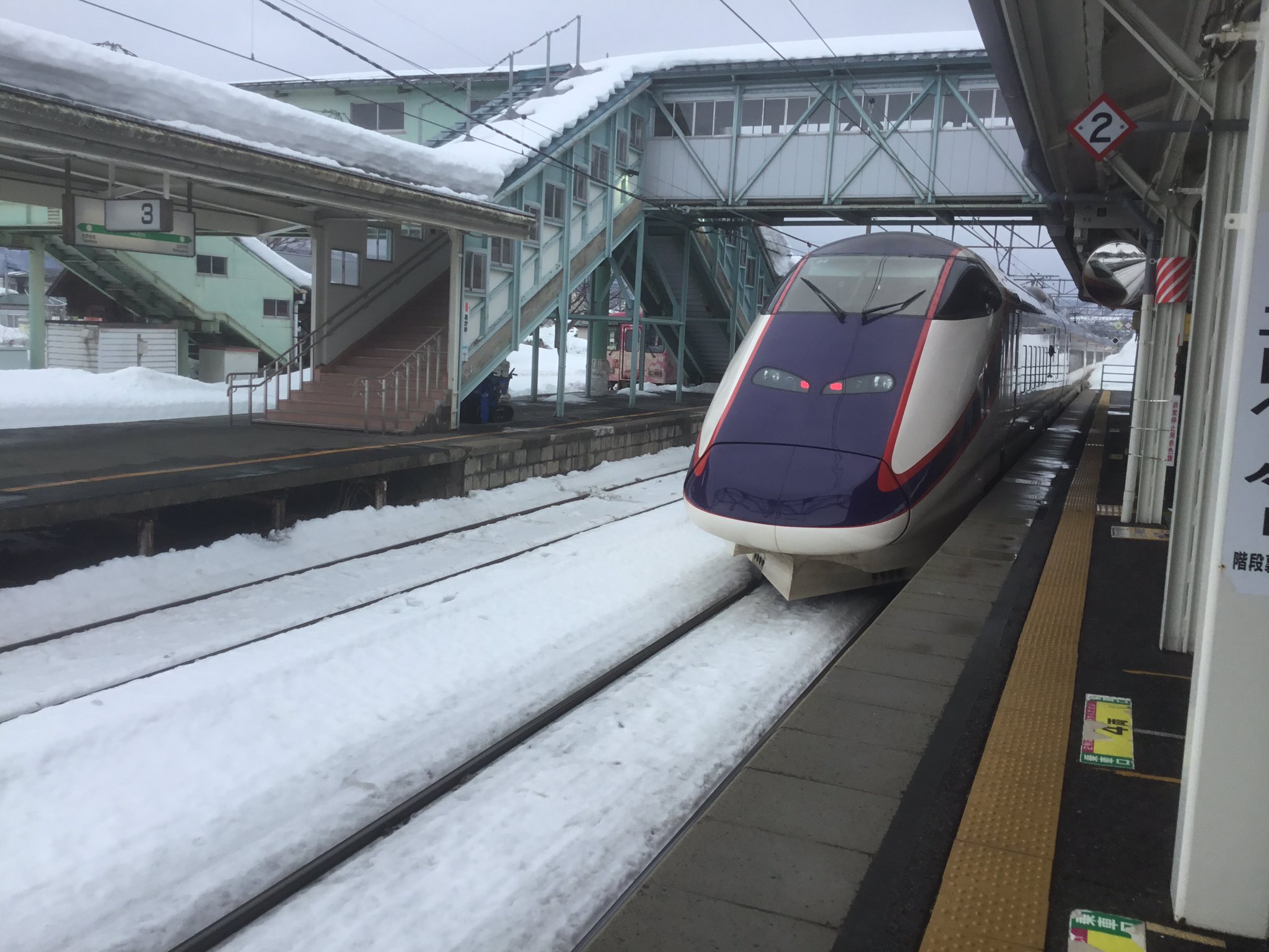 加藤 暋也 K Toshinari 上野駅から2時間30分 山形県の赤湯駅に到着 辺りは一面 雪景色に ここから山形鉄道のフラワー長井線に乗ります T Co Qicdtz2luq Twitter