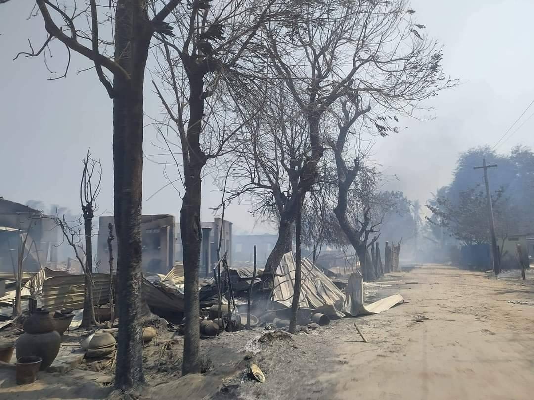 aung_myo_minn's tweet photo. It isn’t in Ukraine 🇺🇦. It’s in #Myanmar. More than 700 houses have been set on fire in #Sagaing Division in #Myanmar, including Gwe Bin Kone. 

#WhatsHappeningInMyanmar https://t.co/iCPSeKTY19