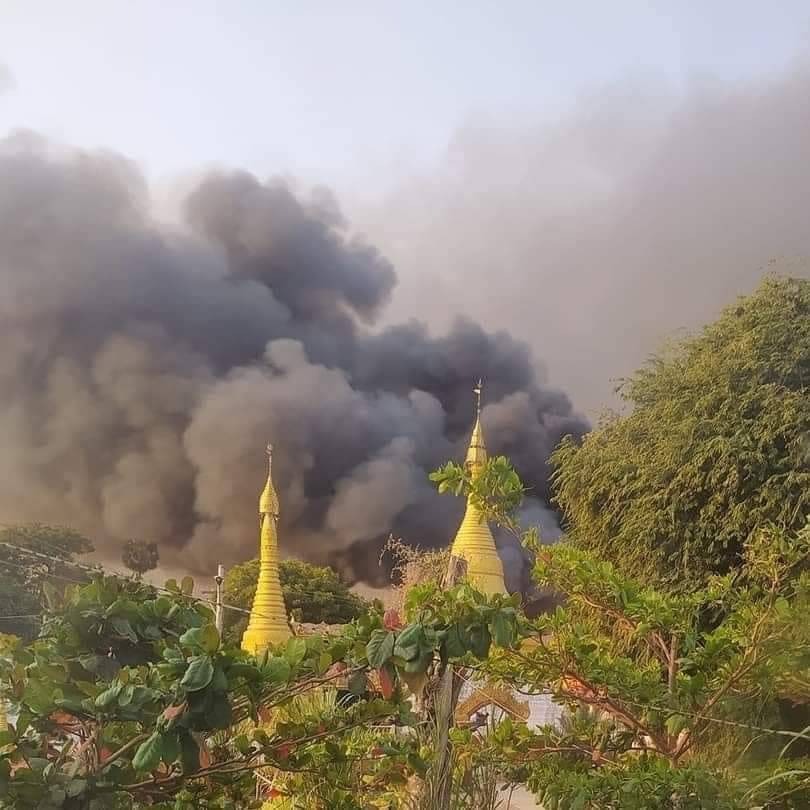aung_myo_minn's tweet photo. It isn’t in Ukraine 🇺🇦. It’s in #Myanmar. More than 700 houses have been set on fire in #Sagaing Division in #Myanmar, including Gwe Bin Kone. 

#WhatsHappeningInMyanmar https://t.co/iCPSeKTY19