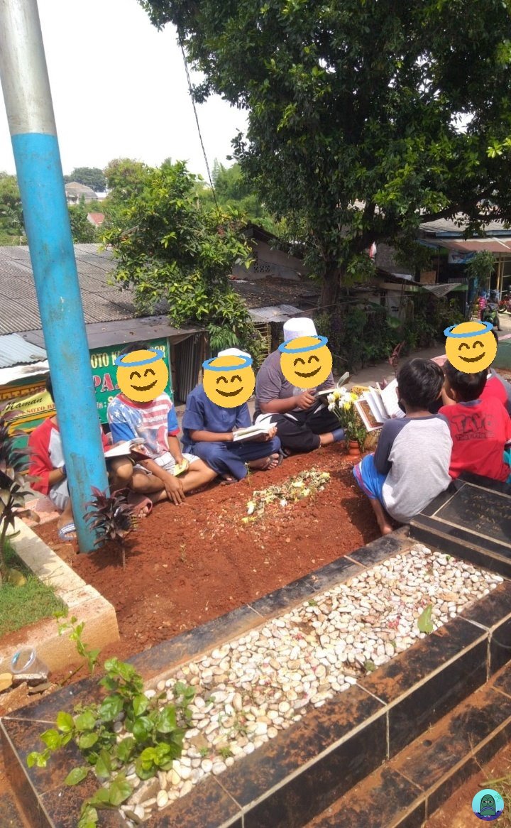 saudaraku yg umur 8thn mnggal, terus temen2nya selama 7hari dateng ke makamnya sambil yasinan😭 💚