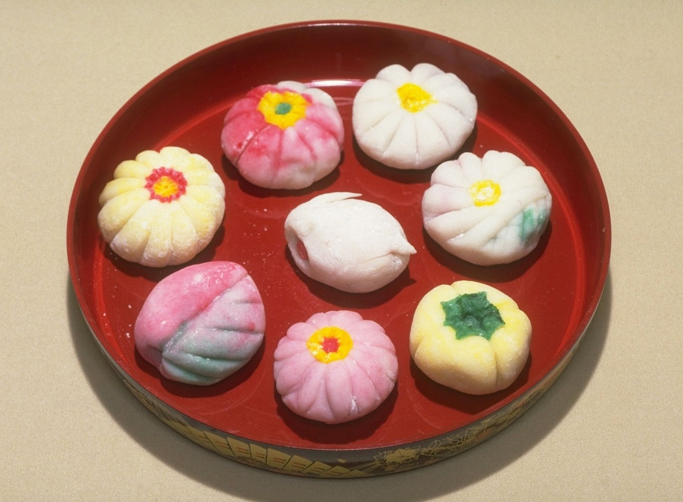 日本の食生活全集 花まんじゅう ひなまんじゅう 花だんご 花もちなどとも呼ばれ三月三日のおひなさまに供えるひな菓子である 岩手県内でも 北上川流域の米作地帯である盛岡周辺 紫波郡 稗貫郡 花巻市とその隣りの遠野市周辺だけでつくられている