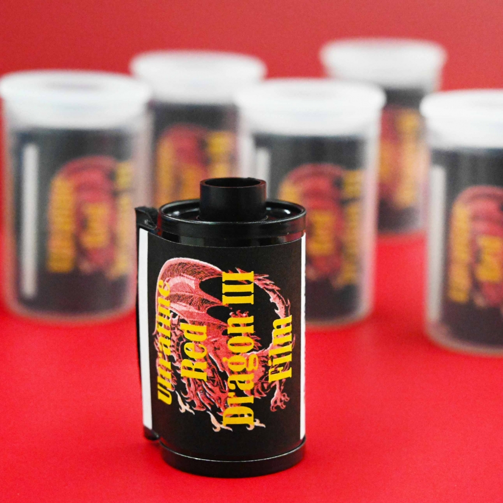 champcamera's tweet photo. RED DRAGON III by #港北ニュータウン 店

#JazzyBlues Filmでお馴染み #Ultrafine の #レッドスケールフィルム RED DRAGON III RedScale Color Print Film 35mm x 36 ISO 100。一面オレンジ色の世界をお楽しみ下さい。
(作例はK様よりご提供)

#Redscalefilm #RedDragon3
https://t.co/QX0v4lvnH7 https://t.co/oAR6DoiuTv
