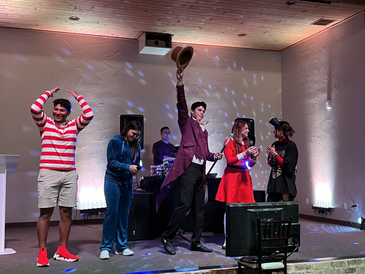 AthleticsCanyon's tweet image. 2022 Theme Dinner fun‼️ #projectgraduation @CoogsAT @CanyonCougarBB @bellamitchell78 @KoehlAlyssa @ariana_v_10