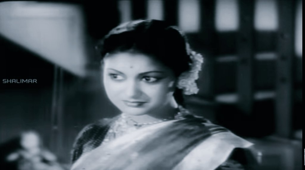 MahanatiFanatic's tweet photo. 70 Yrs Of Pelli Chesi Chodu🎬 

A Funny incident involving police officers in ascending hierarchy, with each junior giving up his chair for the senior at a play witnessed by Chakrapani was used in Savithri's wedding sequence. 

#70YrsOfPelliChesiChoodu https://t.co/yE3Mxl1TMK
