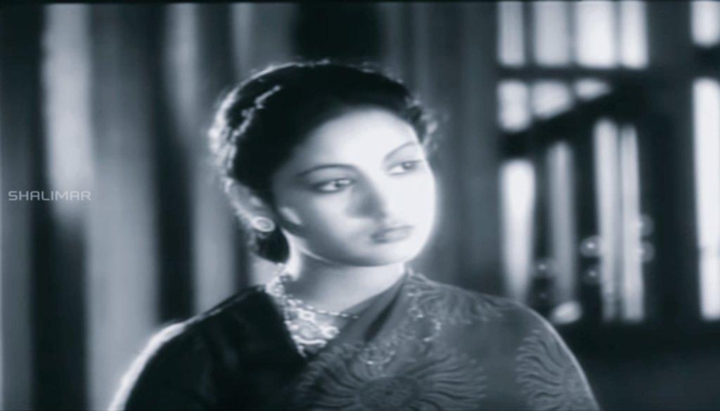 MahanatiFanatic's tweet photo. 70 Yrs Of Pelli Chesi Chodu🎬 

A Funny incident involving police officers in ascending hierarchy, with each junior giving up his chair for the senior at a play witnessed by Chakrapani was used in Savithri's wedding sequence. 

#70YrsOfPelliChesiChoodu https://t.co/yE3Mxl1TMK