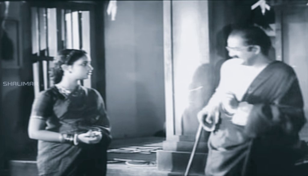 MahanatiFanatic's tweet photo. 70 Yrs Of Pelli Chesi Chodu🎬 

A Funny incident involving police officers in ascending hierarchy, with each junior giving up his chair for the senior at a play witnessed by Chakrapani was used in Savithri's wedding sequence. 

#70YrsOfPelliChesiChoodu https://t.co/yE3Mxl1TMK
