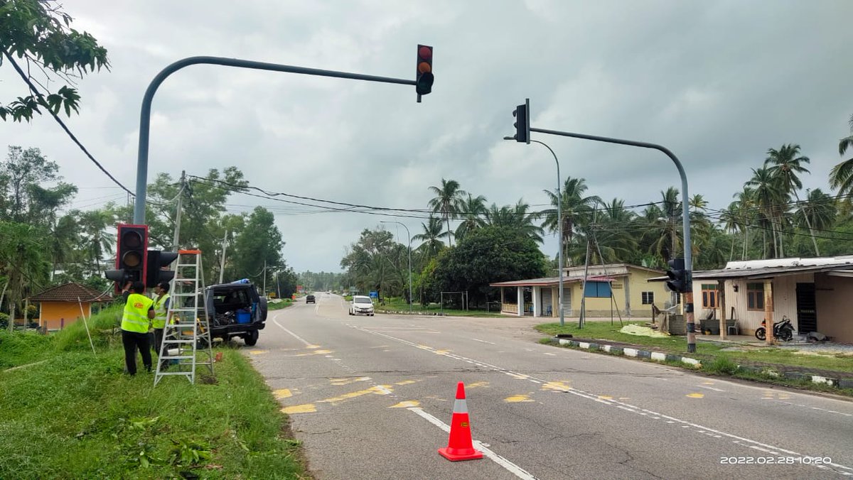 JKRMarang's tweet photo. Kerja-kerja membaiki lampu isyarat yang rosak oleh team Elektrik JKR Marang di Lintasan SK Merchang demi keselamatan pengguna jalan raya @JKRTerengganu @HasliJKR @Khamir83 https://t.co/xqIP5xxsqY