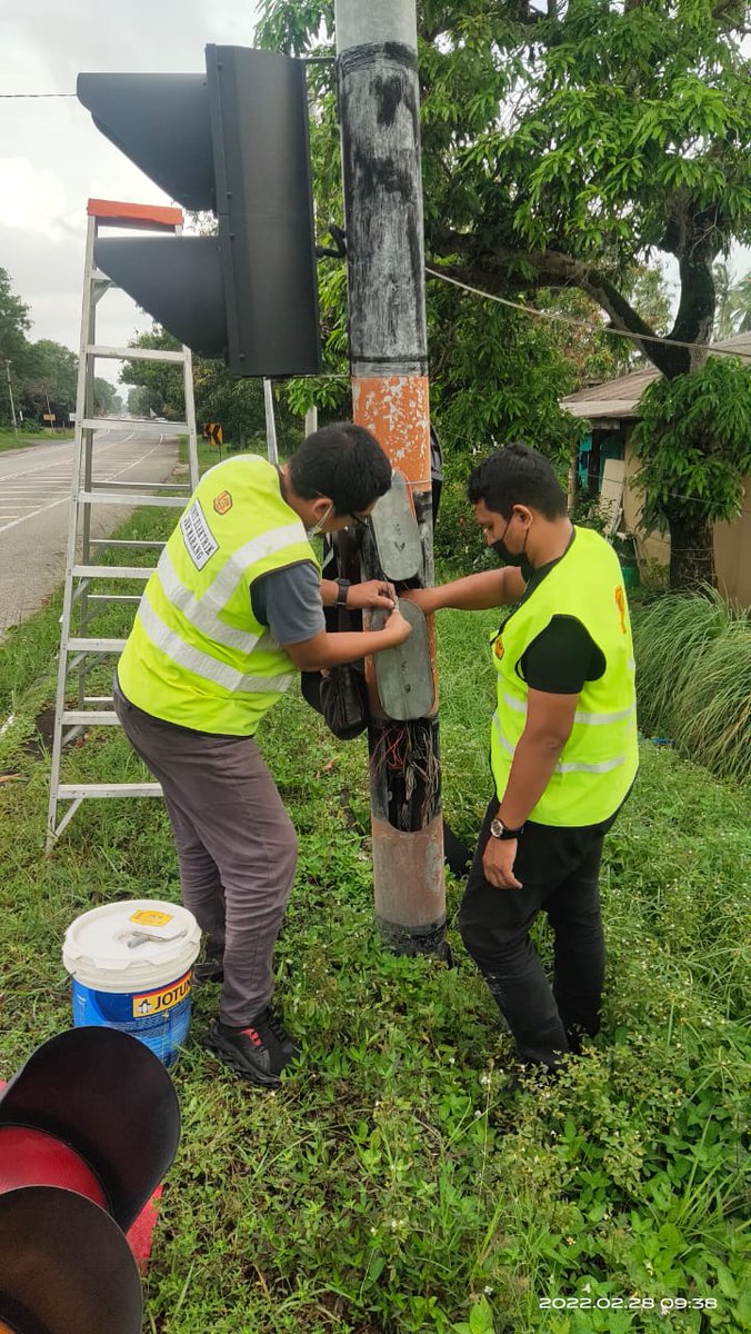 JKRMarang's tweet photo. Kerja-kerja membaiki lampu isyarat yang rosak oleh team Elektrik JKR Marang di Lintasan SK Merchang demi keselamatan pengguna jalan raya @JKRTerengganu @HasliJKR @Khamir83 https://t.co/xqIP5xxsqY