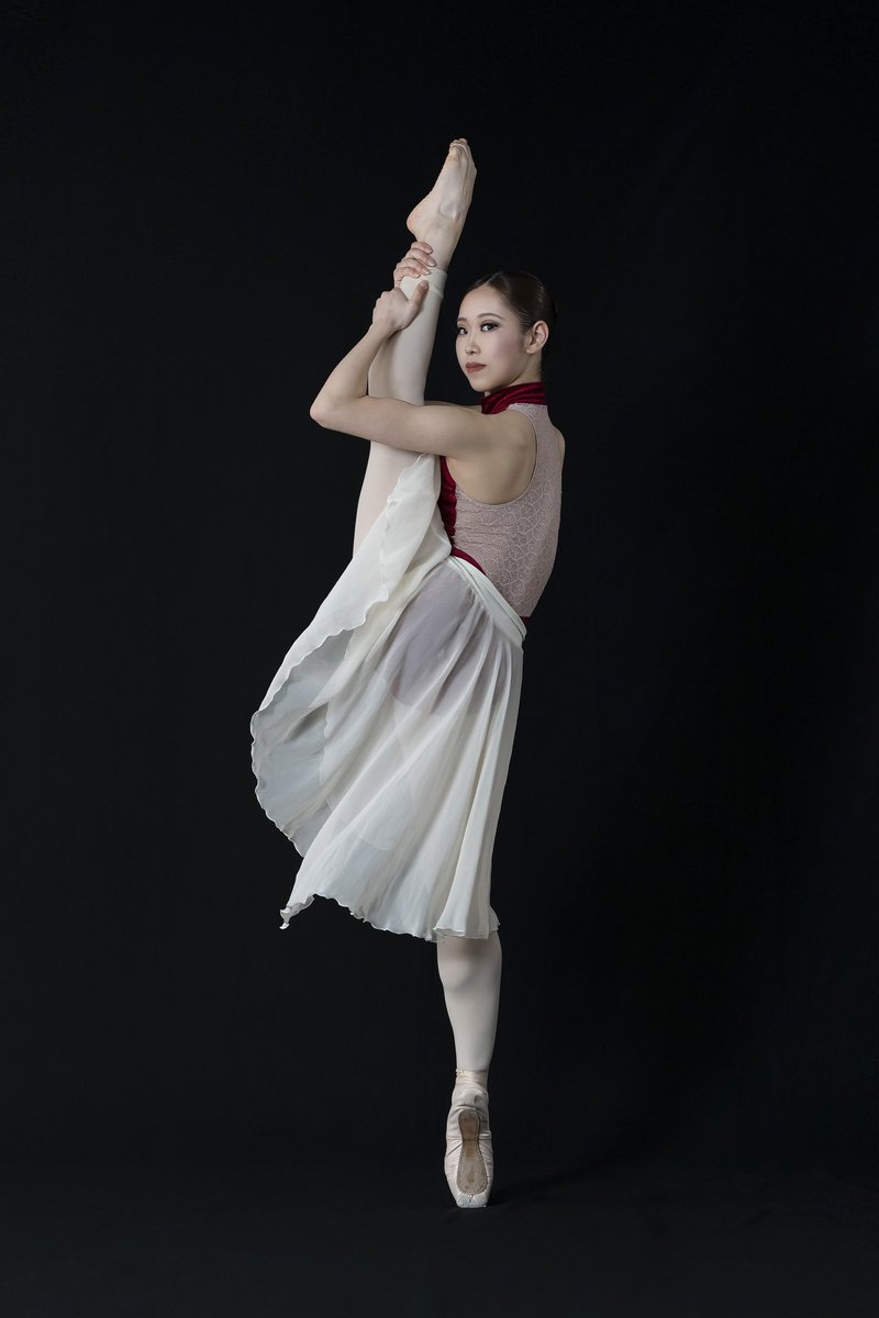 Atelier_Magnifica@バレエ ダンサーの足展227（日)〜 on X: プレオープン中 「バレエ ダンサーの足」  にて展示中の井田あかりの写真です  今回の展示は、ダンサーの全身写真と、その踊りを支える足のクローズアップ、そしてダンサーが自身の足に対する思いを綴った文章を ...