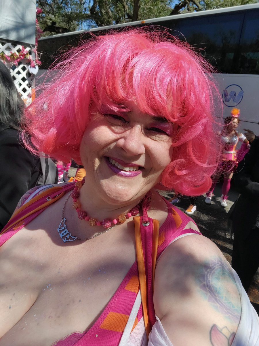 DebQueenBUrsin's tweet photo. Highlight of my Thoth Sunday was spotting Anne F*cking Burrell outside of Miss Mae's! Enjoy NOLA @chefanneburrell ! I love you, Lady! https://t.co/z9FQ0VgQiX
