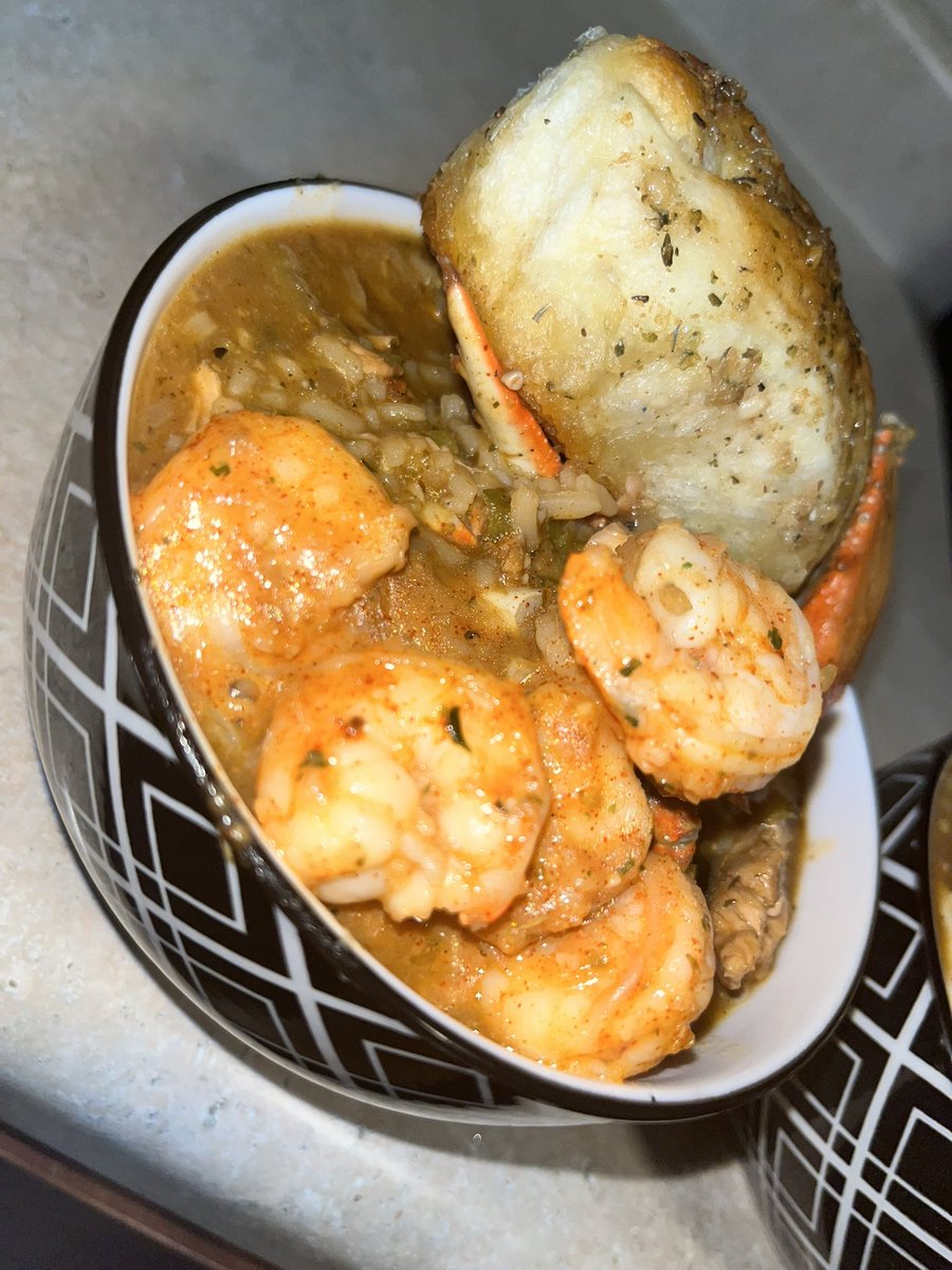 OG____Crissy's tweet image. 😈Chef Cris 🥰👩🏽‍🍳😮‍💨 seafood gumbo and honey garlic biscuits 🥶